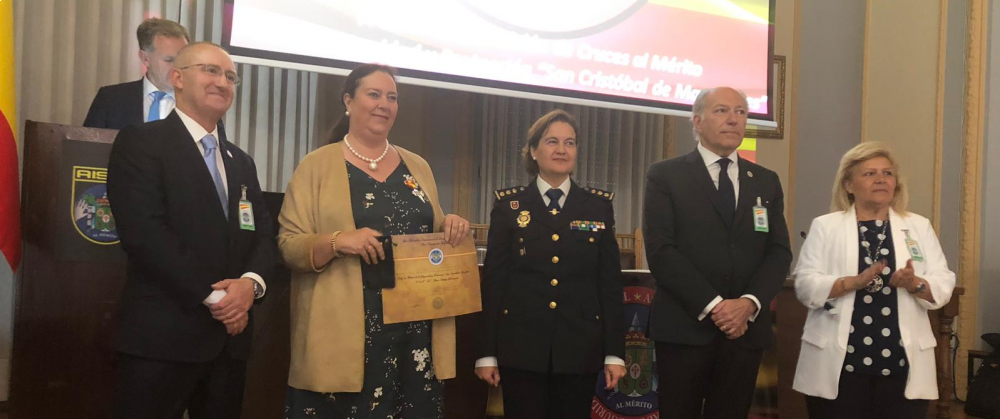 La AISPC premia a Maite Araluce con la Cruz al Mérito de la Seguridad y Protección San Cristóbal de Magallanes